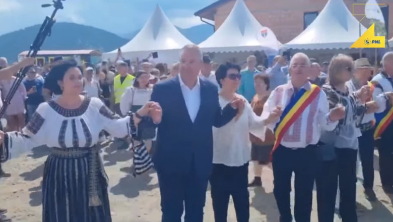 Ciucă a jucat în horă, la festivalul Hora de la Prislop: „PNL va fi şi mai departe un promotor al valorilor şi intereselor României”